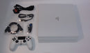 Console PlayStation 4 PS4 Pro 1Terabyte Branco Seminovo  + 2 Controles + 5 Jogos